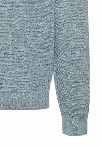 Pull tricoté bleu avec un motif texturé, des poignets côtelés et une coupe décontractée. Le tissu semble doux avec un aspect confortable et respirant.