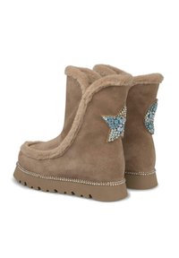 Bottes de cheville en fourrure marron, avec une semelle robuste, ornées de patchs en forme d'étoile en cristal bleu et blanc et d'un bord de semelle rehaussé de cristaux.
