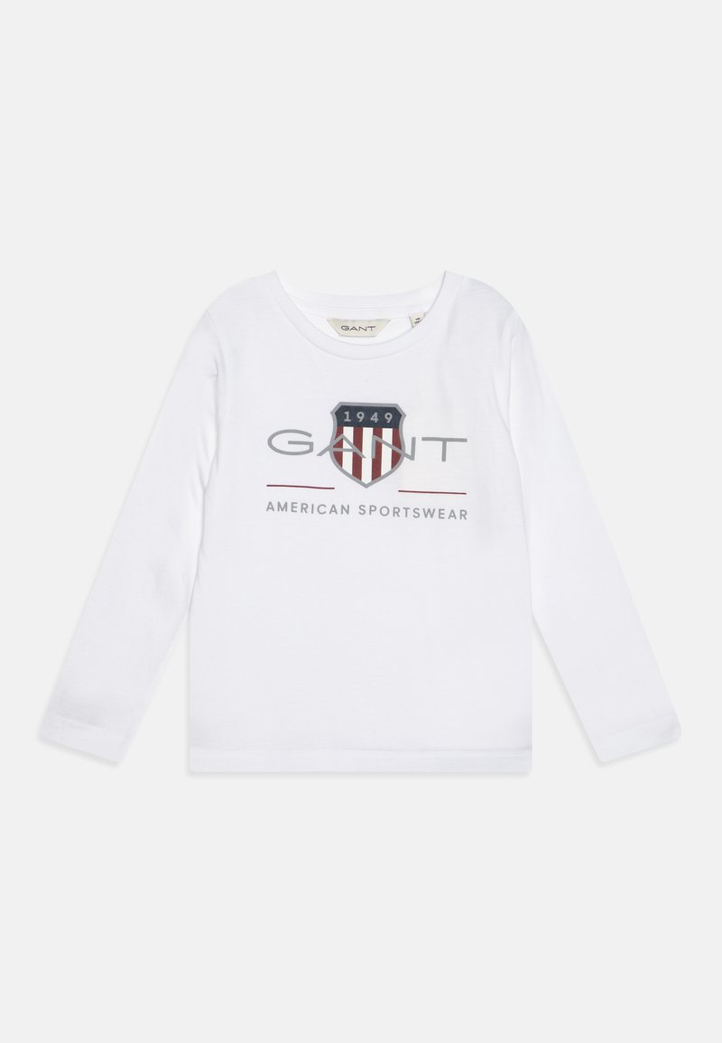 Hvit langermet T-skjorte med trykket skjoldlogo med røde og blå striper og teksten "GANT AMERICAN SPORTSWEAR 1949."