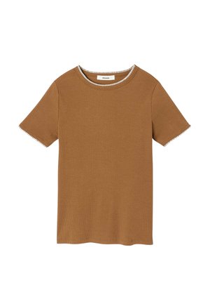 Haut marron à manches courtes en maille côtelée avec un col rond et un bord blanc au niveau du col et des manches, étiquette Promod.