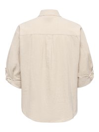 Chemise beige à manches longues avec manches retroussées et pli creux dans le dos, dotée d'un col classique et d'une coupe décontractée.