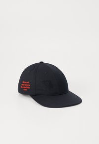 Sort baseball cap lavet af stof, med et præget blomsterdesign og rød broderet tekst: "Ring efter en taxa, send blomster, gør noget."