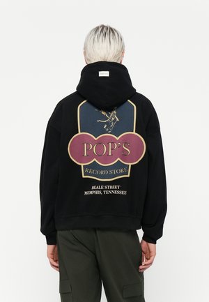 Zwarte hoodie met een grote grafische afbeelding op de achterkant met gele en bordeauxrode accenten. Text leest "POP'S RECORD STORE, BEALE STREET, MEMPHIS, TENNESSEE."