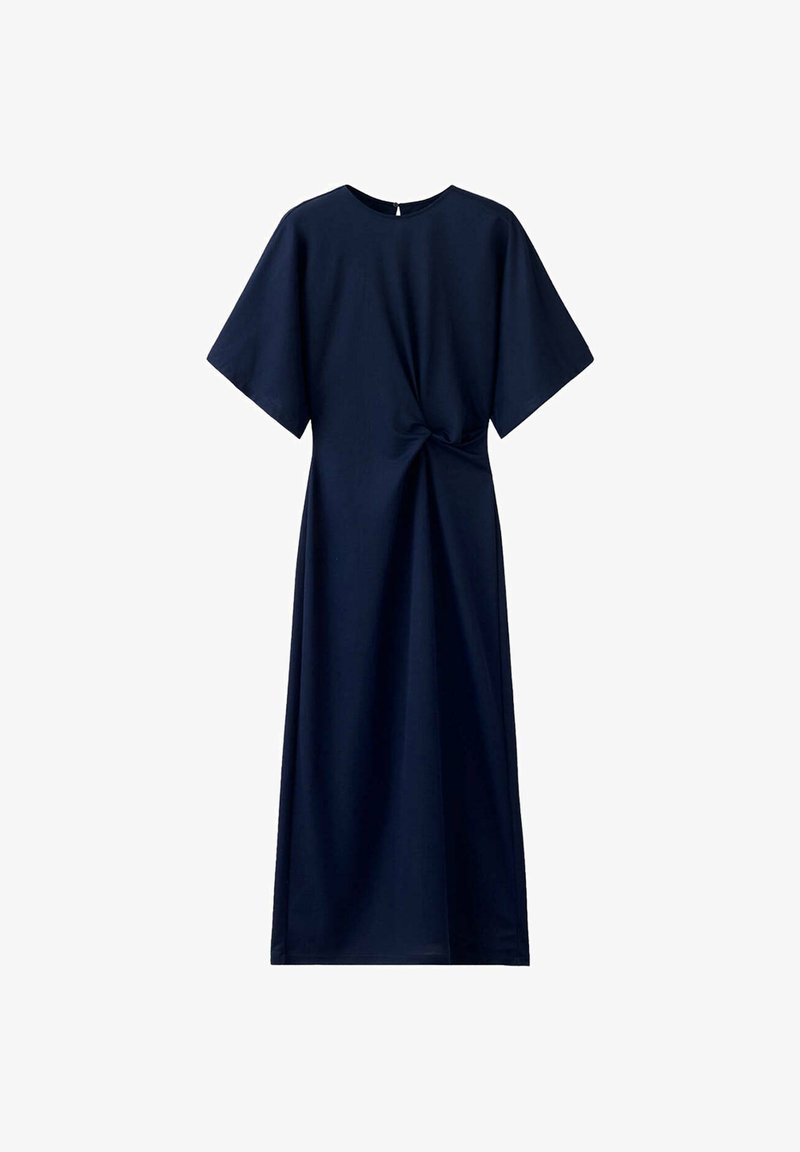 Robe midi bleu marine avec manches courtes larges, encolure ronde et détail froncé torsadé à la taille, présentée sur fond blanc.