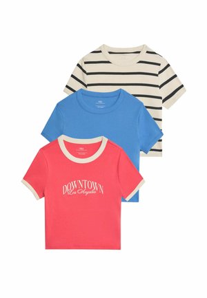 Tres camisetas apiladas: una azul sólida, una coral con el texto "DOWNTOWN Los Ángeles" y una crema con rayas negras. Todas tienen escotes en contraste.