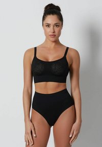 Un sujetador negro tipo bralette con tirantes finos, que presenta un patrón texturizado, combinado con braguitas negras de cintura alta. Ambos artículos están hechos de un material suave y elástico.