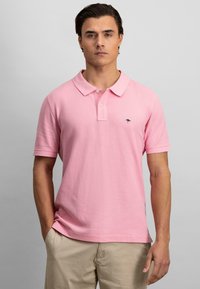 Rosa bomullspolo skjorte med klassisk krage, kort erme og et marineblått brodert logo på brystet. Strukturelt stoff, avslappet passform.