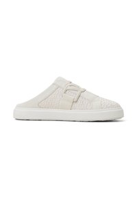 Slip-On-Schuh mit einer strukturierten cremefarbenen Oberseite mit einem gemusterten Design, einer weißen Gummisohle und einem vorderen elastischen Riemen für einen sicheren Sitz.