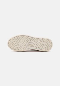Suola di sneaker con un design in gomma testurizzata, caratterizzata da un motivo a lisca di pesce e un'area triangolare con il marchio "FILA" al centro.