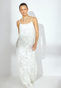 FLORAL - Maksi garuma kleita - white