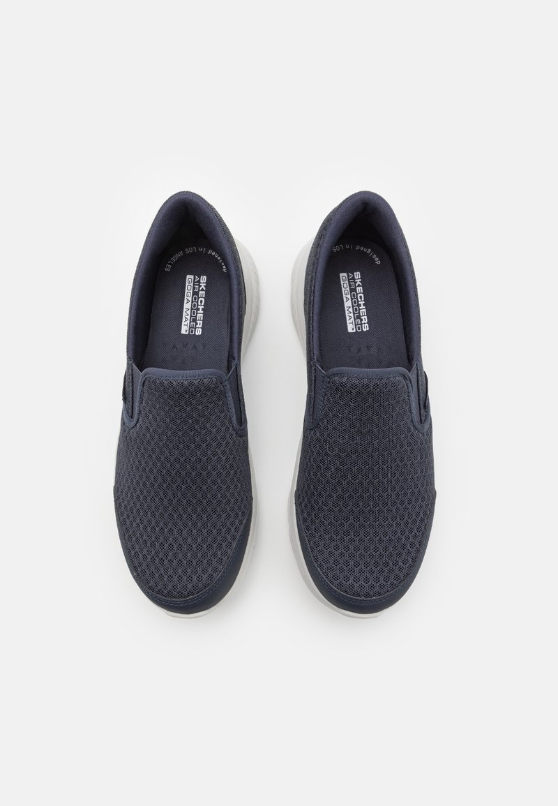 Marine slip-on schoenen met een bovenwerk van mesh, een gestructureerd oppervlak en een flexibele witte zool. Voorzien van elastische panelen voor eenvoudig aan- en uittrekken.