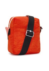 Čtvercová jasně oranžová crossbody taška s bílým zipem a širokým černým nastavitelným popruhem se stříbrnou sponou.