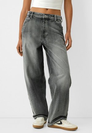 Lichtgrijze, wijde jeans van vervaagd denim met een klassiek vijf-pocket ontwerp. Voorzien van een knopenrits en contrasterende stiksels.