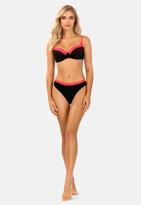Czarny bikini z fuksjowymi akcentami; biustonosz o głębokim dekolcie z perforowanymi detalami i regulowanymi ramiączkami; dopasowane wysokie majtki z fuksjowym paskiem.