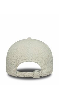 Bageste udsigt af en beige, textureret uld baseballcap med justerbar rem og metalklip.