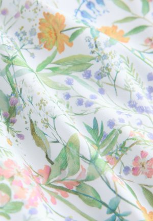 Bloemenstof met een witte achtergrond en veelkleurige bloemen in oranje, roze en paars, aangevuld met groene bladeren en een zachte textuur.