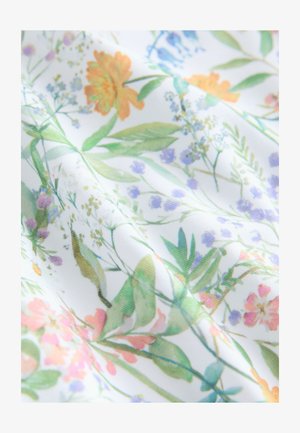 Cvjetni materijal s bijelom pozadinom i višebojnim cvjetovima u narančastoj, ružičastoj i ljubičastoj boji, naglašen zelenim lišćem i mekanom teksturom.