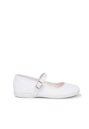Chaussure Mary Jane blanche en toile avec un bout arrondi, semelle plate et sangle réglable avec une boucle en argent. Texture lisse sur l'ensemble.