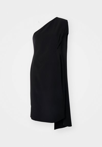 Fekete aszimmetrikus ruha egy vállpánttal, sima anyagból készült, átköltözött dizájnnal és oldalsó hasítékkal a vonzóbb részletekért.