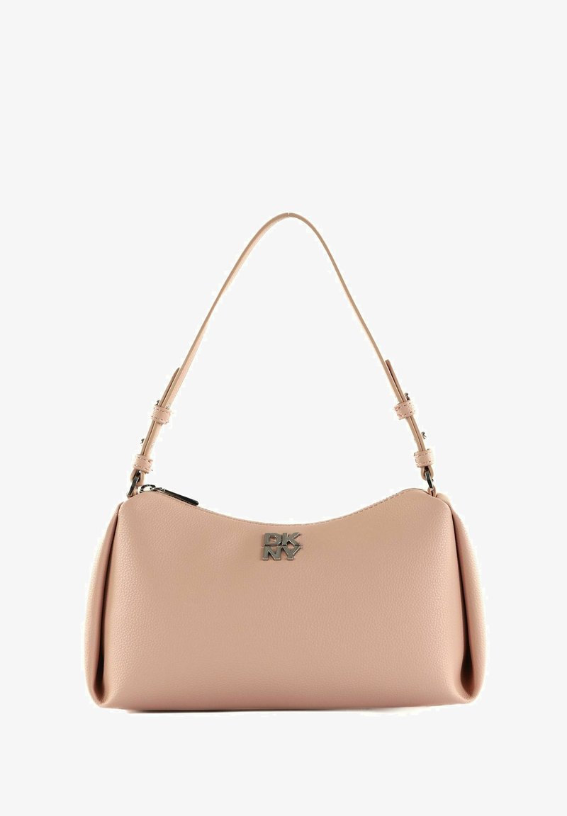 Sac à main en cuir rose clair DKNY avec bandoulière réglable et emblème logo argenté sur le devant, fermeture éclair en haut.