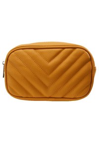 Trousse de maquillage en cuir jaune avec un motif matelassé en chevrons, fermeture éclair et bords arrondis pour un design compact.
