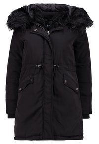 Černá zateplená parka s kapucí lemovanou kožešinou, zapínáním na zip, stahovací pasem a dvěma předními kapsami. Hladký povrch s teplou podšívkou.