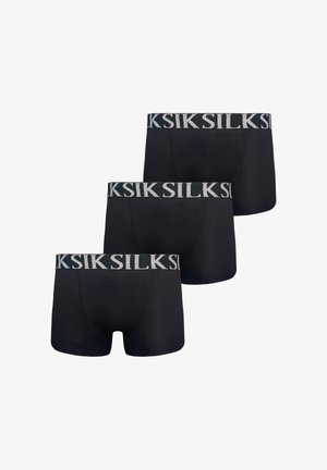Trzy czarne bokserki męskie z szerokimi elastycznymi pasami, każda z nazwą marki "SILK" w dużych szarych literach.