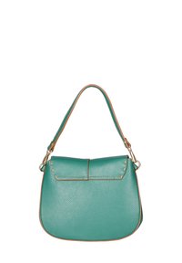 Borsa a tracolla in pelle turchese con forma curva, pattina superiore e cuciture contrastanti color beige. Caratterizzata da una sola tracolla e un design minimalista.
