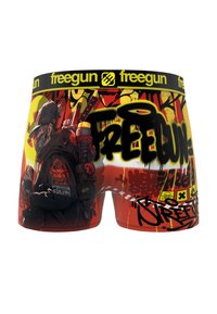 Boxers avec un design graffiti noir, jaune et rouge présentant une figure illustrée, une taille texturée et des motifs vibrants.