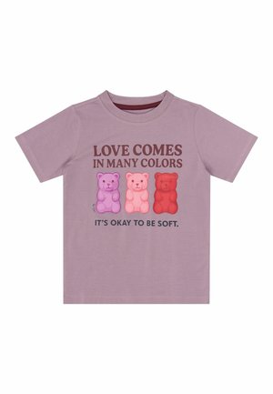 Lavendel T-shirt med tre gummybjørn illustrationer i lilla, pink og rød og teksten "Kærlighed kommer i mange farver. Det er okay at være blød."