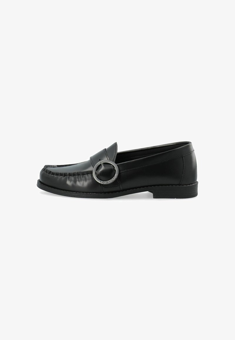 Mocassin en cuir noir avec bout arrondi et détail anneau argenté proéminent sur le côté, talon bas et dessus cousu style mocassin.