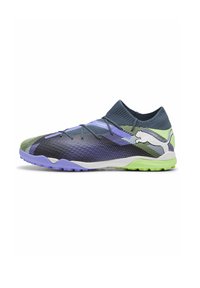 Scarpa sportiva con tomaia in mesh blu scuro e verde con dettagli viola, superficie testurizzata, design a profilo basso e suola flessibile.