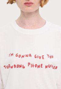 MAX&Co. BOXYCLAIM - Μπλουζάκι με στάμπα - weiss