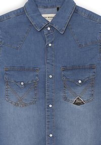Camicia di jeans blu con colletto a punta, bottoni a pressione in stile perlato, due tasche anteriori e cuciture decorative su tasche e spalle.