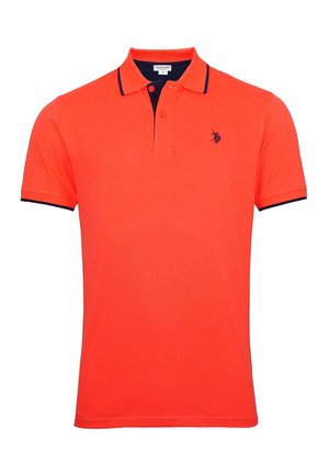 Tricou polo din bumbac portocalie aprins cu guler și manșete bleumarin. Are un guler cu trei butoane și logo brodat pe piept.