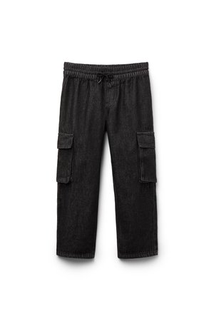 Černé džínové cargo kalhoty s elastickým pasem, šňůrkou na stažení a kapsami s klopami na obou nohavicích, zobrazené na bílém pozadí.