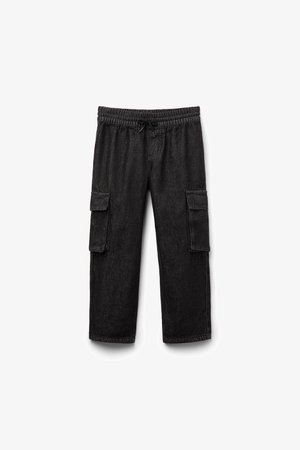 Pantalon cargo en denim noir avec taille élastique, cordon de serrage et poches à rabat sur les deux jambes, présenté sur fond blanc.