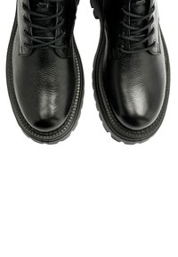 Czarne skórzane buty z teksturowanym wykończeniem, z okrągłymi noskami, sznurowaniem oraz grubą gumową podeszwą z żłobieniami.