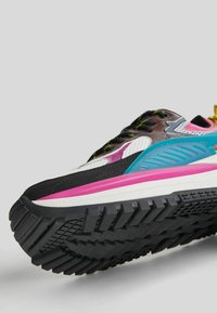 Mnohobarevné tenisky s černou gumovou podrážkou, sítovinovým svrškem v bílé, růžové a modré barvě, se žlutými akcenty a texturovanými detaily.