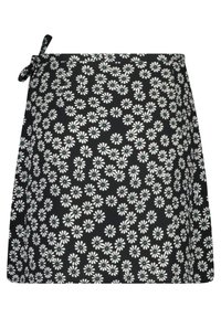 Černá sukně s bílým květinovým vzorem gerber s zeleným středem a bočním detailem na zavazování. Tkanina vypadá hladce a lehce.