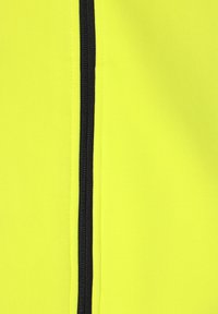 Tessuto giallo con una superficie liscia, dotato di una zip nera al centro, che mostra un design pulito e semplice.