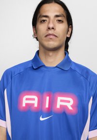 Nike Sportswear AIR - Polo shirt - game royal pink foam hyper pink