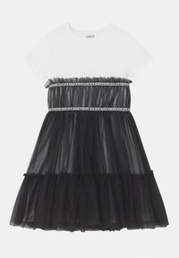 Vestito in tulle nero con top bianco, caratterizzato da una vita arricciata, fascia elastica a contrasto con testo e gonna a balze sovrapposte.