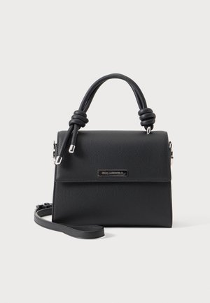 Sac à main en cuir noir texturé avec une poignée supérieure ornée de nœuds et une bandoulière amovible, avec une plaque métallique du logo de la marque sur le rabat avant.