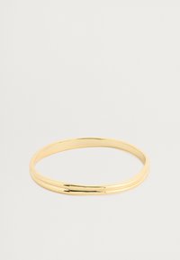 Złoty metalowy bransoletka w formie bangla o gładkim, wypolerowanym wykończeniu, z dwiema splatającymi się obręczami, które tworzą warstwowy wygląd.