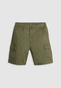 Shorts cargo verde oliva hechos de tela de algodón, con dos bolsillos laterales, dos bolsillos cargo, pasadores para cinturón y cierre de botón.