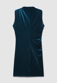 Ärmelloses, türkisfarbenes Samtkleid mit glatter Textur, das seitliche Raffungen und einen verdeckten Reißverschluss auf der Rückseite aufweist.