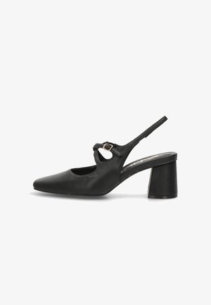 Zapato de tacón negro de piel con diseño slingback, punta afilada, corte en la parte lateral, hebilla ajustable y tacón mediano para mayor estabilidad.