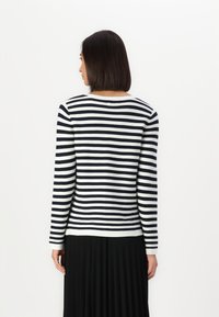 Langärmliger Pullover mit horizontalen Streifen in Marineblau und Weiß, geripptem Textur, runder Ausschnitt und tailliertem Schnitt.
