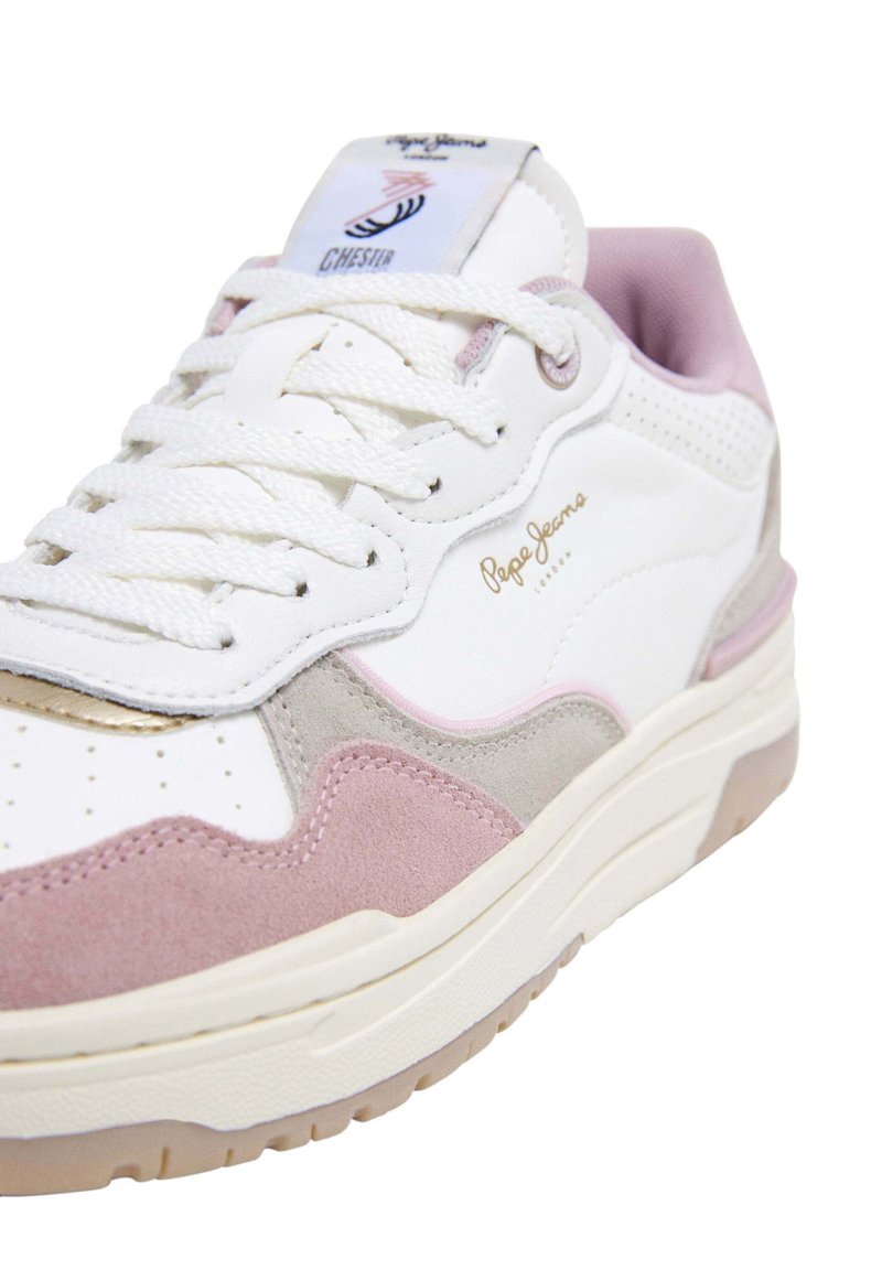 Sneaker bianca con accenti in suede rosa e grigio, caratterizzata da un tallone testurizzato viola e da un logo dorato sul lato. Lacci rotondi e punta perforata.